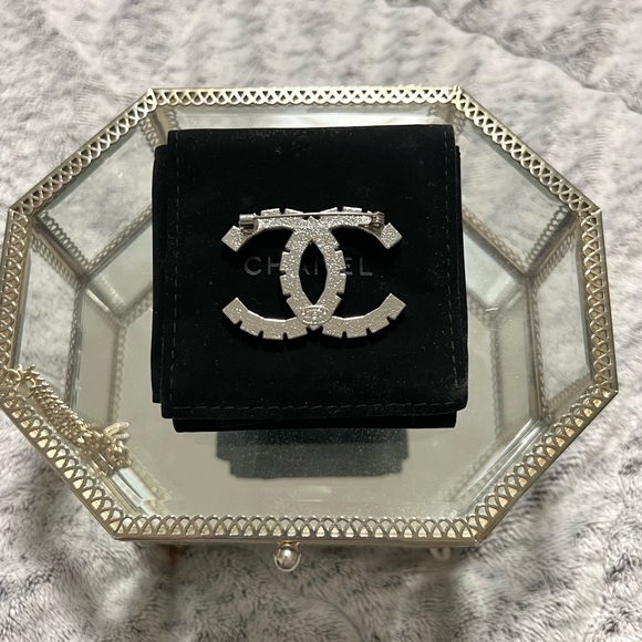 🍂 FALL SALE 🍂 CHANEL Silver Brooch with Iconic Logo and Sparkling Stones - Picture 3 of 6